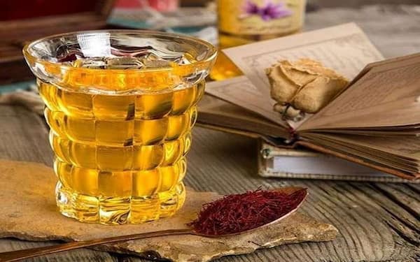 تصویر 4 از شربت زعفران محمد با رنگ طلایی روشن مناسب تهیه لیموناد و موهیتو زعفرانی