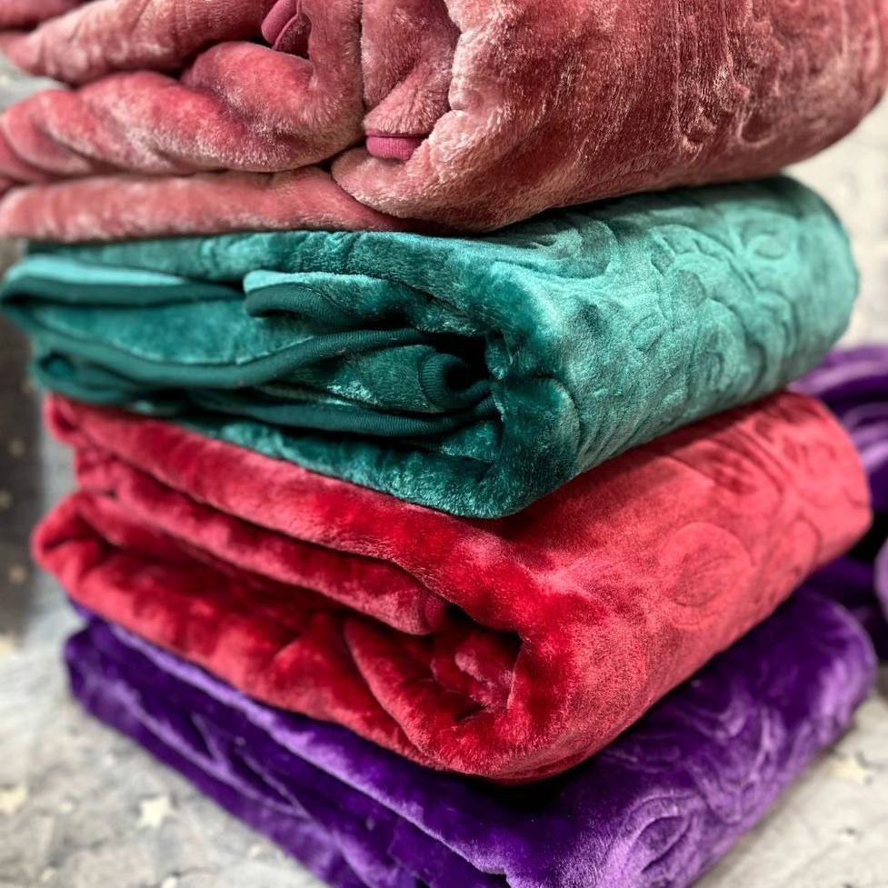 تصویر 1 از قیمت عمده و تامین از کارخانه پتو زمرد گلدار و تک رنگ