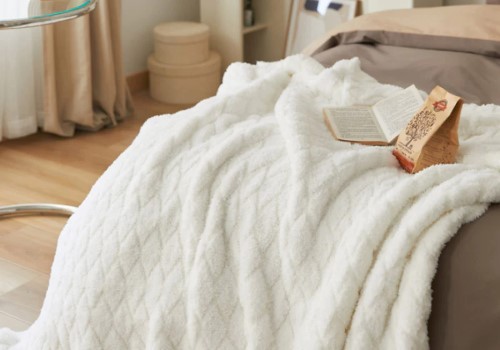 تصویر 2 از پتو گلبافت سفید نخی بافت برجسته سبک‌ برای تابستان