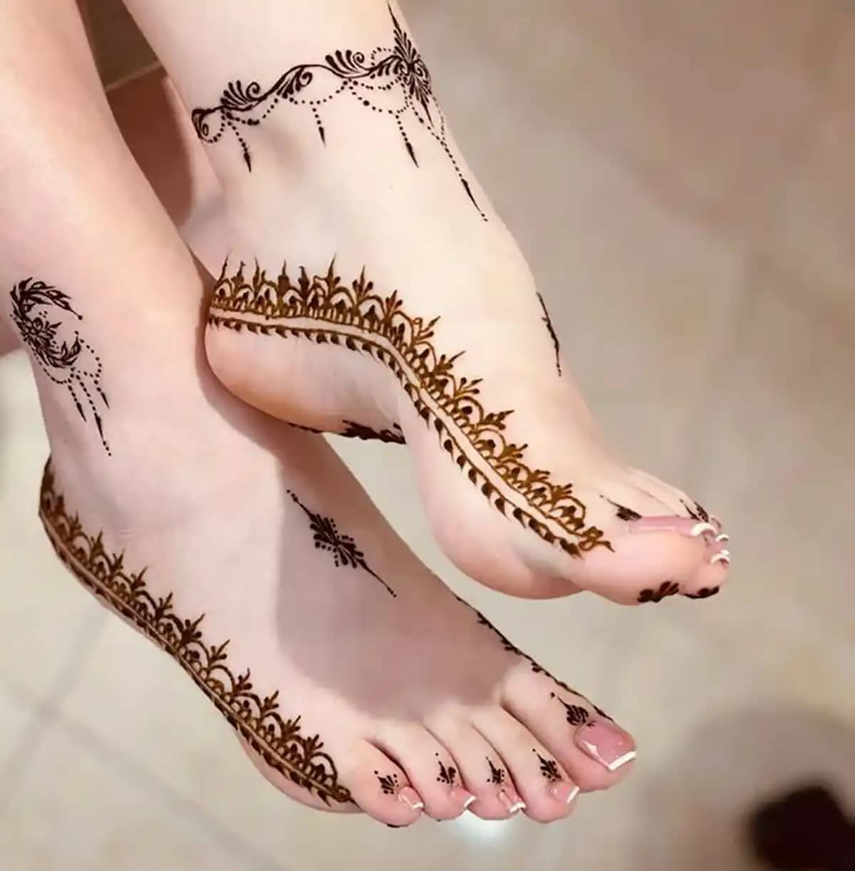 تصویر 3 از حنا پا طبیعی اصل با رنگ‌ دهی بالا و ماندگاری طولانی