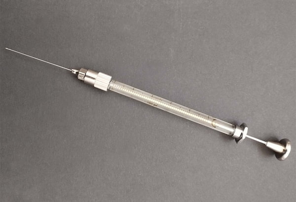 تصویر 2 از سرنگ میکرولیتری با در پوش ایمنی و درجه بندی واضح