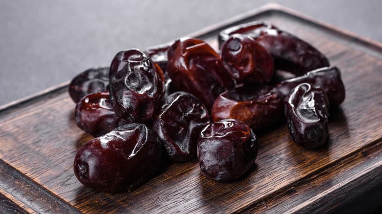 خرما مضافتی نامدار با دانه های گوشتی و بافت نرم