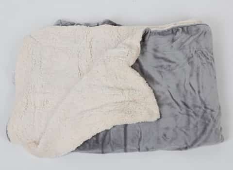 تصویر 2 از پتو پشمی ترک طراحی‌ شده با بافت متراکم و مقاوم