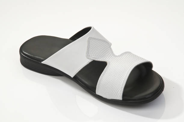 تصویر 3 از صندل مشکی سفید با کفی آناتومیک و رویه نرم