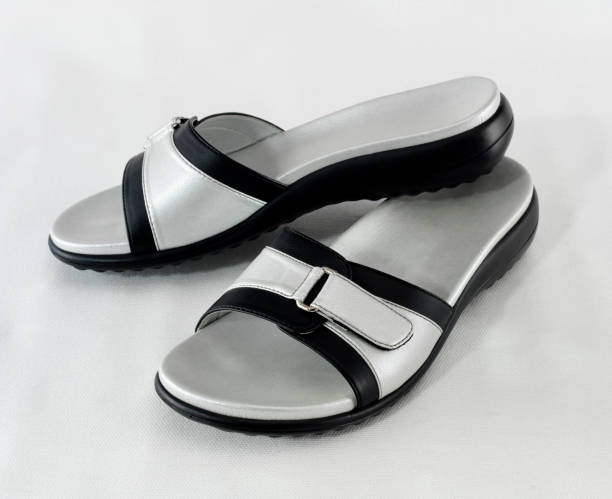 صندل مشکی سفید با کفی آناتومیک و رویه نرم