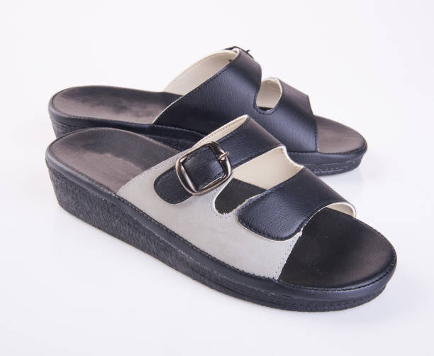 تصویر 5 از صندل مشکی سفید با کفی آناتومیک و رویه نرم