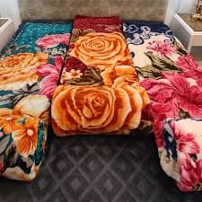 تصویر 1 از پتو شادیلون جنس مخملی لطیف با رنگ‌ بندی شاد