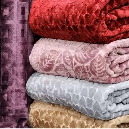 تصویر 3 از پتو شادیلون جنس مخملی لطیف با رنگ‌ بندی شاد