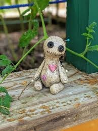 تصویر 3 از عروسک وودو کلکسیونی مینیاتوری با نخ‌ های رنگی