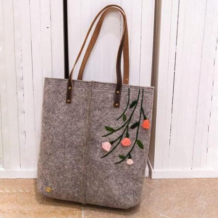 تصویر 2 از کیف نمدی سپهر با طراحی منحصر به فرد و دوخت محکم