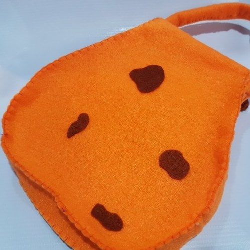 تصویر 3 از کیف نمدی زرافه با جیب های کاربردی و دسترسی آسان