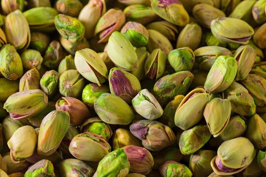 تصویر 2 از پسته اکبری دستچین زعفرانی با رنگ و عطر طبیعی