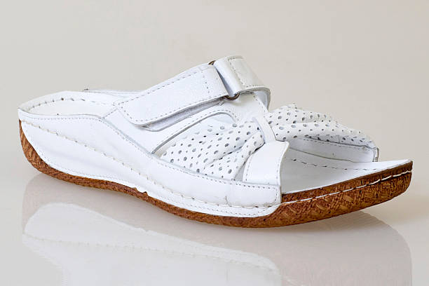 تصویر 4 از صندل اداری زنانه با ترکیب رنگ خنثی و طراحی مناسب اداری