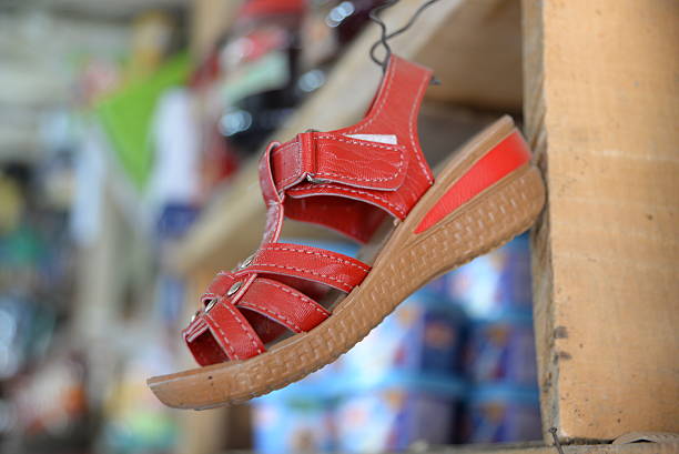 تصویر 3 از صندل قرمز مشکی با کفی چند لایه و طراحی متعادل