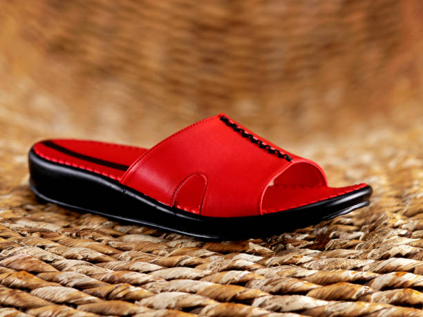 تصویر 5 از صندل قرمز مشکی با کفی چند لایه و طراحی متعادل