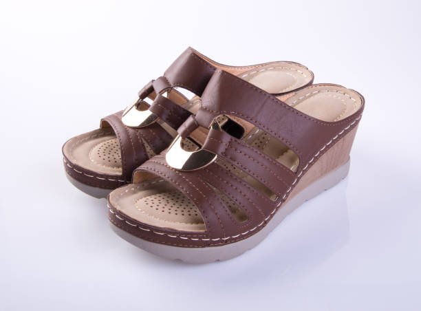 تصویر 4 از صندل قهوه ای پاشنه دار با ساختار سبک و فرم استاندارد