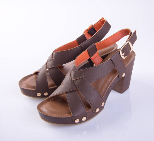 تصویر 3 از صندل قهوه ای پاشنه دار با ساختار سبک و فرم استاندارد