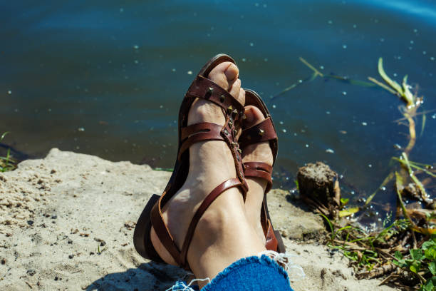 تصویر 5 از صندل قهوه ای پاشنه دار با ساختار سبک و فرم استاندارد