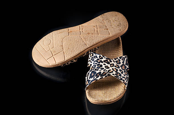 تصویر 4 از صندل پلنگی با بند های پهن و کفی انعطاف پذیر