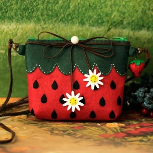 کیف نمدی برای شب یلدا با طراحی سنتی و رنگ بندی جشنانه