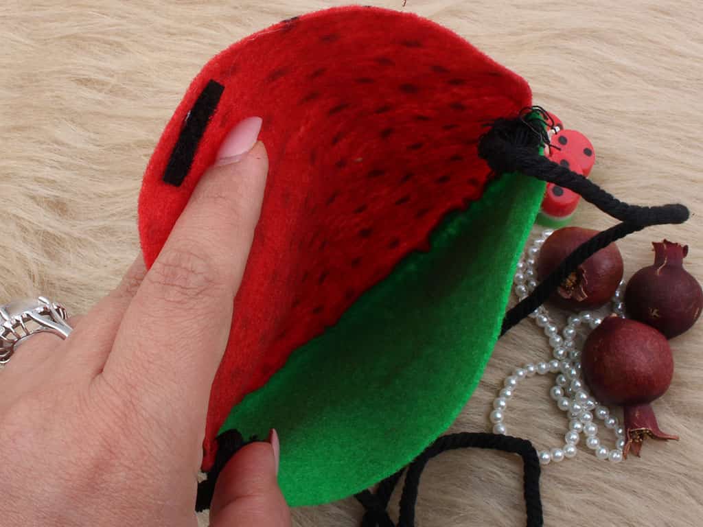 تصویر 2 از کیف نمدی برای شب یلدا با طراحی سنتی و رنگ بندی جشنانه