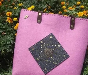 تصویر 3 از کیف نمدی صورتی با طراحی خلاقانه و منحصر به فرد