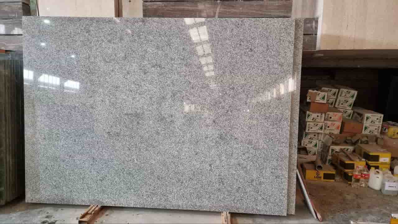 تصویر 2 از سنگ گرانیت طوسی نطنز با بافت چند لایه و سطح صاف