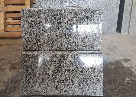 تصویر 4 از سنگ گرانیت طوسی نطنز با بافت چند لایه و سطح صاف