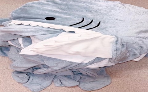 تصویر 3 از پتو کوسه ای طراحی جذاب برای کودکان و بزرگسالان