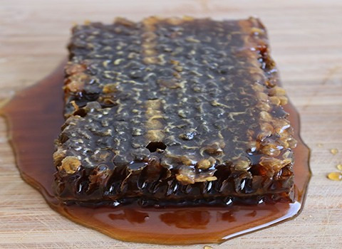 تصویر 3 از عسل سیاه سبلان کوهستانی خام و غلیظ