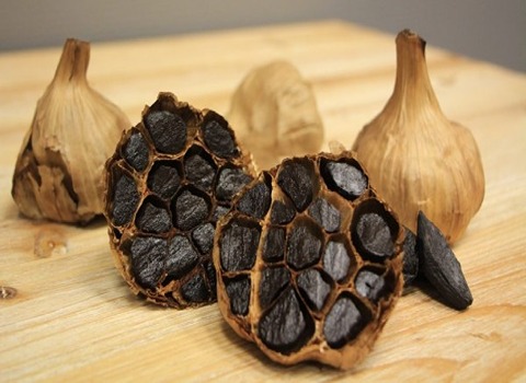 سیر سیاه خشک با حبه‌ های طبیعی و زیبا