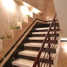 سنگ تراورتن صلصالی کرم‌ مایه یکدست مخصوص نمای کلاسیک