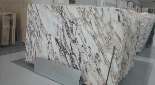 سنگ تراورتن تکاب سفید فرآوری دقیق ویژه پروژه‌ های مرتفع