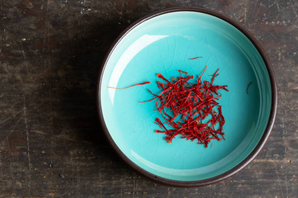 زعفران اصل مشهد صادراتی با رشته های یکنواخت و رنگ دهی مناسب