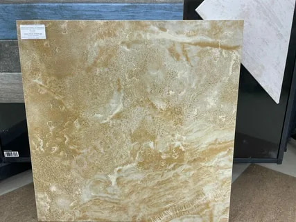 سنگ تراورتن طبس با بافت موج‌ دار طبیعی