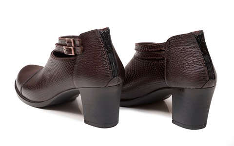 تصویر 4 از کفش چرم قهوه‌ای زنانه با کیفیت ساخت و دوام مطمئن