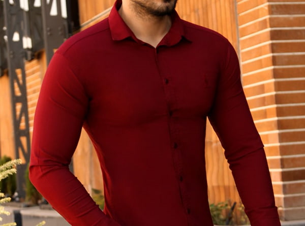 تصویر 1 از پیراهن مردانه زرشکی با پارچه مقاوم و دوخت استاندارد