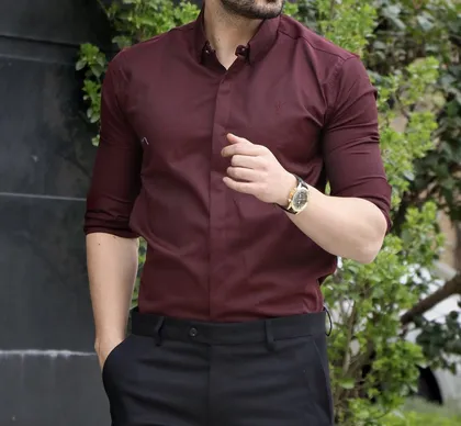 تصویر 2 از پیراهن مردانه زرشکی با پارچه مقاوم و دوخت استاندارد