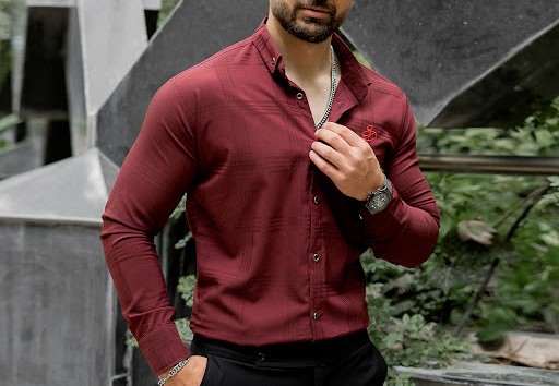 پیراهن مردانه زرشکی با پارچه مقاوم و دوخت استاندارد