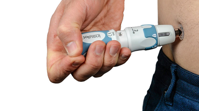 تصویر 4 از سرنگ انسولین اتوماتیک با سوزن مناسب شستشو