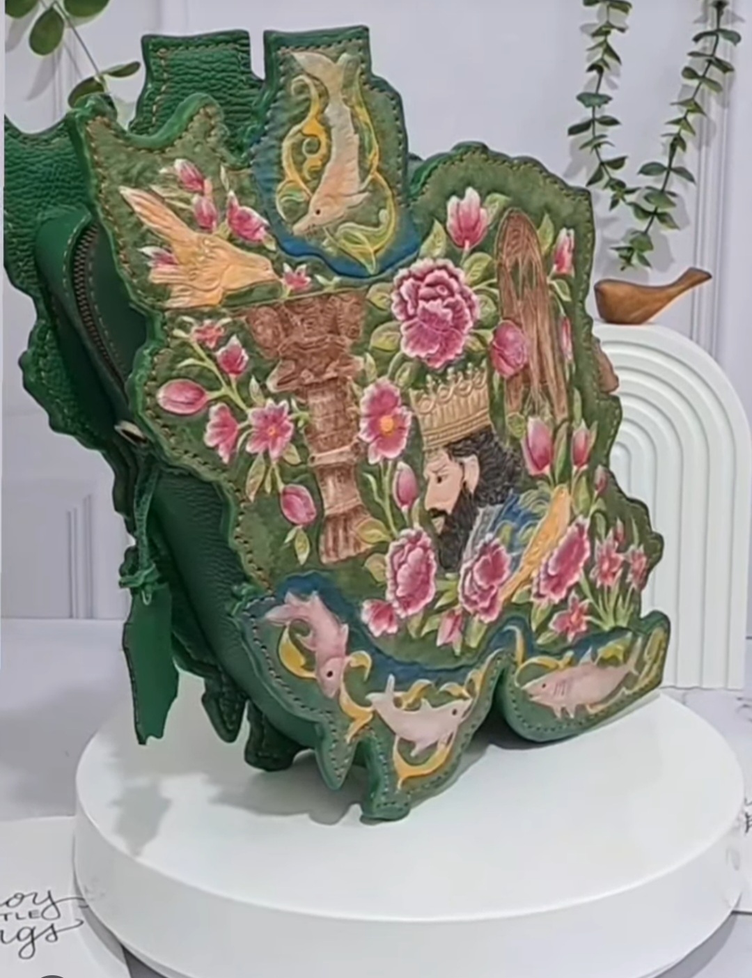 تصویر 2 از کیف دوشی زنانه چرم دستدوز نقشه ایران