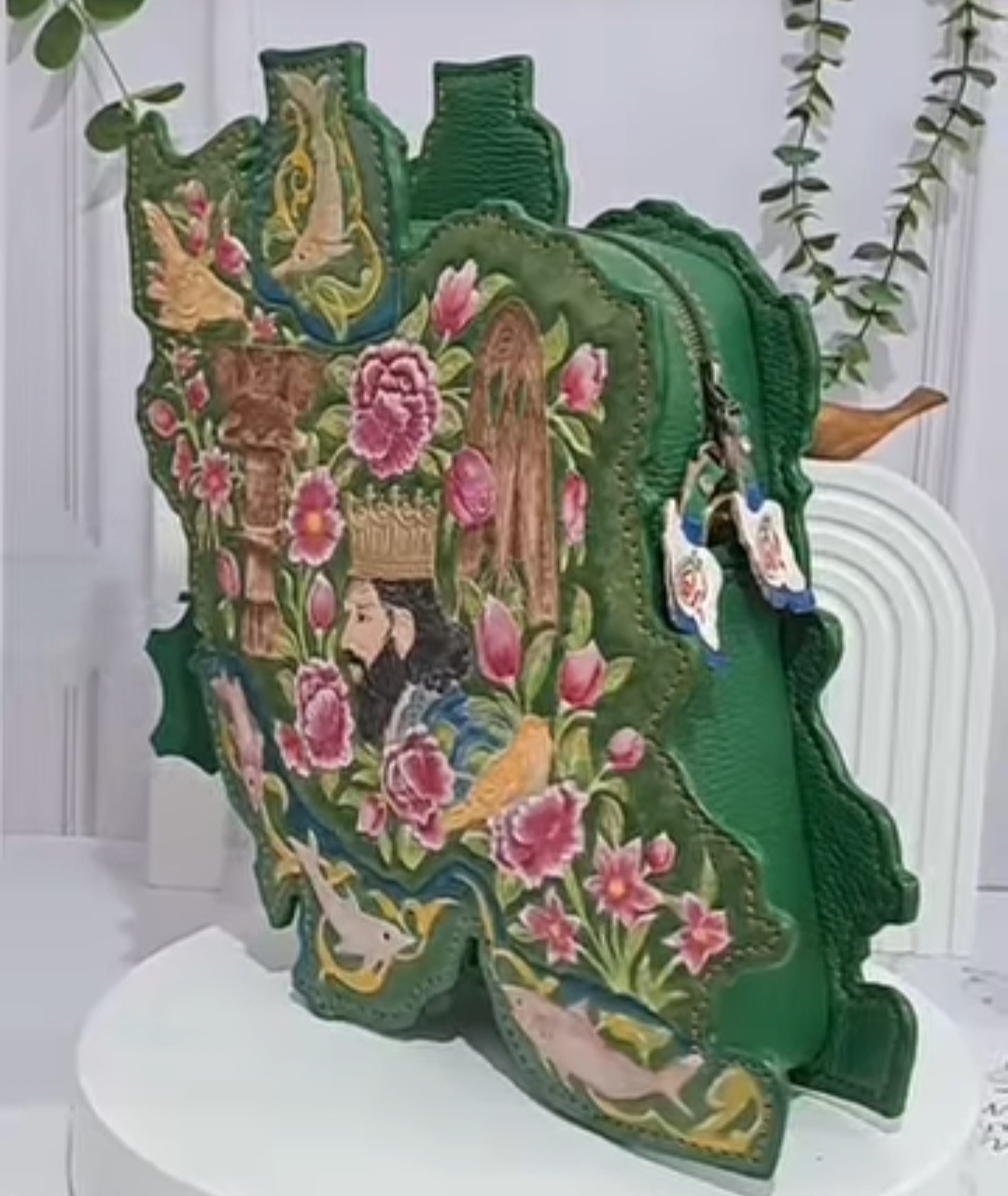 تصویر 1 از کیف دوشی زنانه چرم دستدوز نقشه ایران