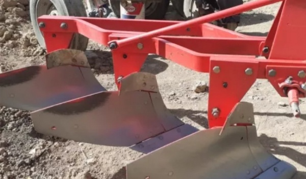 تصویر 2 از گاو آهن تراکتور باغی ابزار شخم کم‌ عمق مناسب فضا های محدود