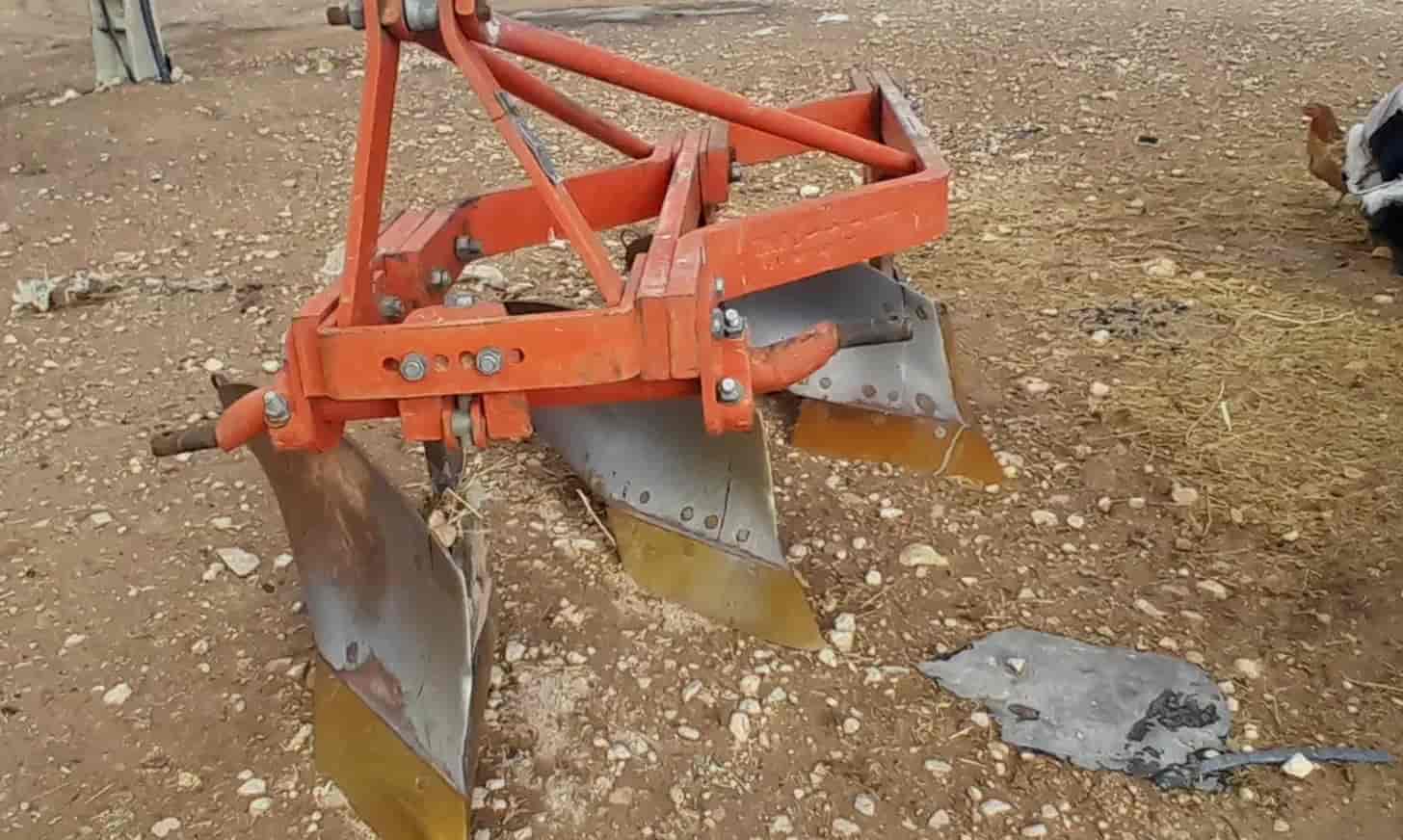 تصویر 1 از گاوآهن پایدار با قاب تقارن یافته و تیغه‌ های زاویه‌ دار