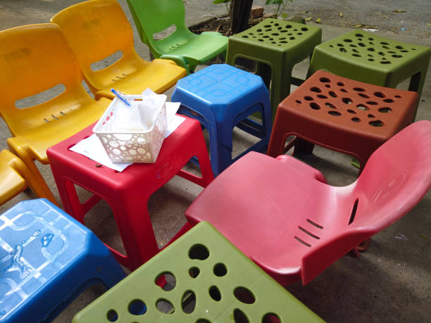 تصویر 4 از صندلی پلاستیکی ضخیم و مقاوم با پایه های محکم در رنگ های متنوع