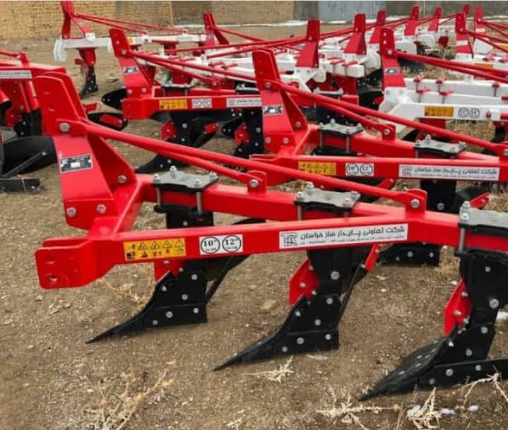 گاو آهن بزرگ با فریم گسترده و تیغه‌ های پهن