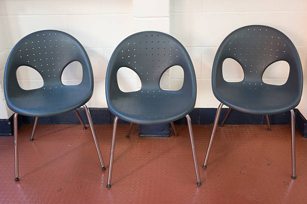 تصویر 1 از صندلی پلاستیکی طبی با نشیمن آناتومیک و پایه های ضد لغزش