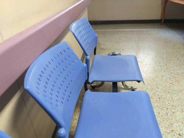 تصویر 4 از صندلی پلاستیکی طبی با نشیمن آناتومیک و پایه های ضد لغزش