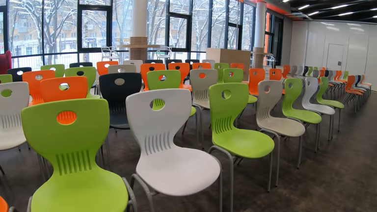 صندلی پلاستیکی طبی با نشیمن آناتومیک و پایه های ضد لغزش