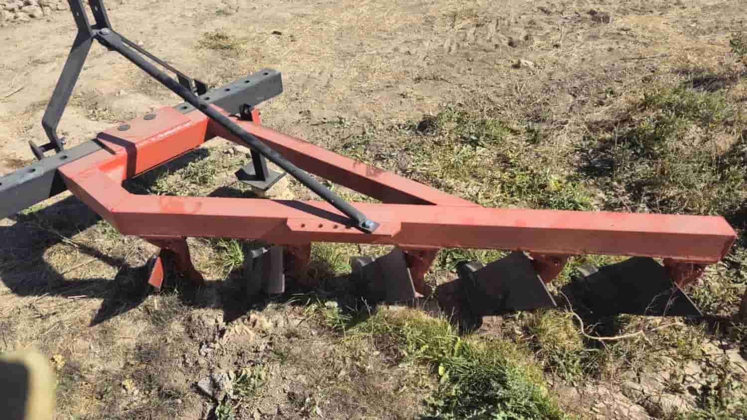 تصویر 1 از گاوآهن پنج خیش با بدنه متقارن و تیغه‌ های تنظیم‌ پذیر